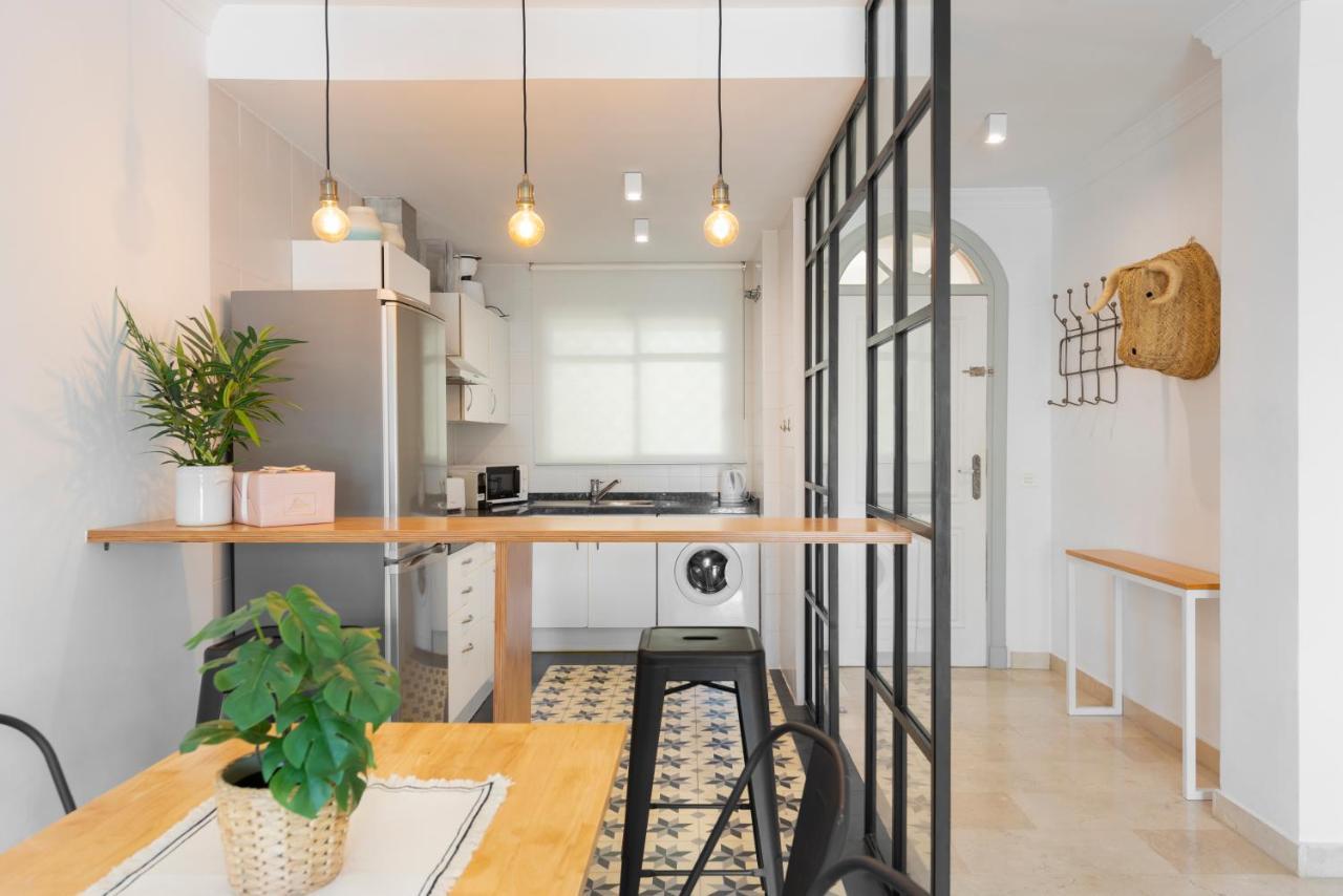 Bright 2 Bedroom With Parking Space And Swimming Pools In Aloha Gardens Appartamento
